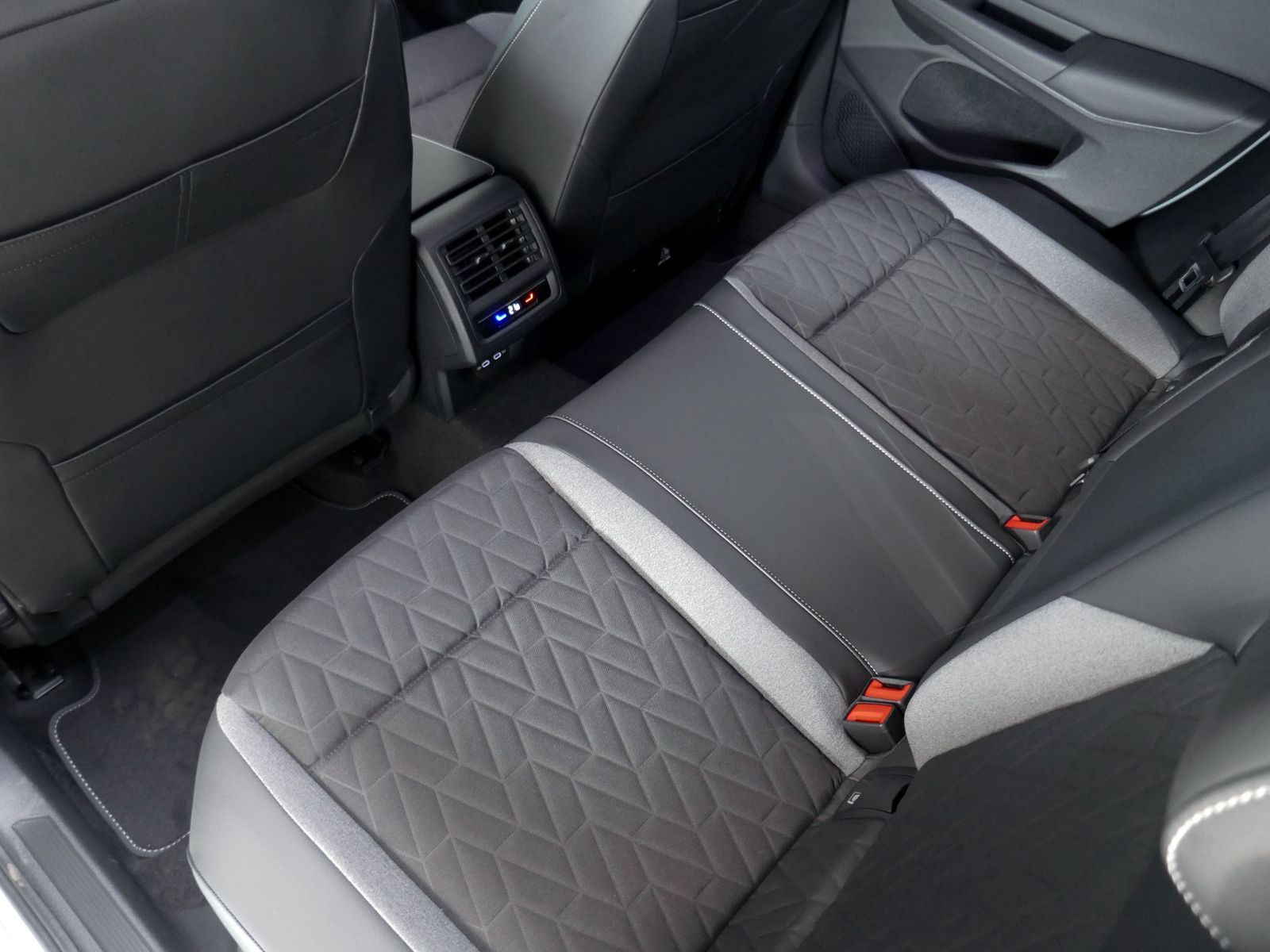 Fahrzeugabbildung Volkswagen Golf VIII GOAL 1.5 eTSI DSG | LED RFK ACC Navi