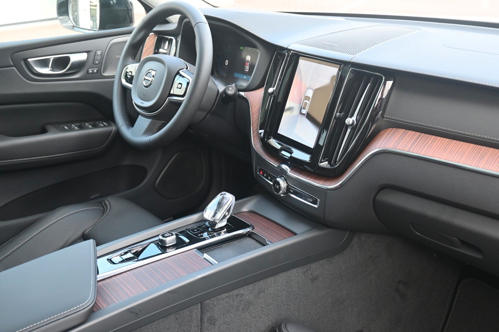 Fahrzeugabbildung Volvo XC60 B4 D AWD Ultimate Dark*STDHZG*360°*LUFT*ACC