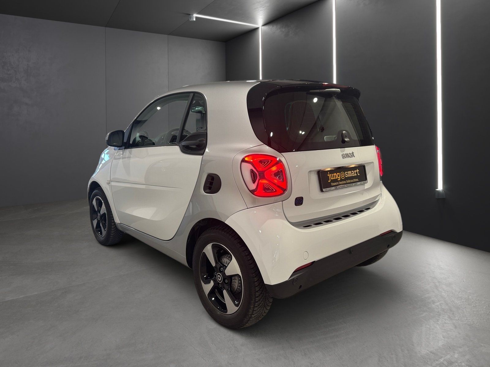 Fahrzeugabbildung Smart smart EQ fortwo Exclusive*Kamera*Media*LED*22kW*