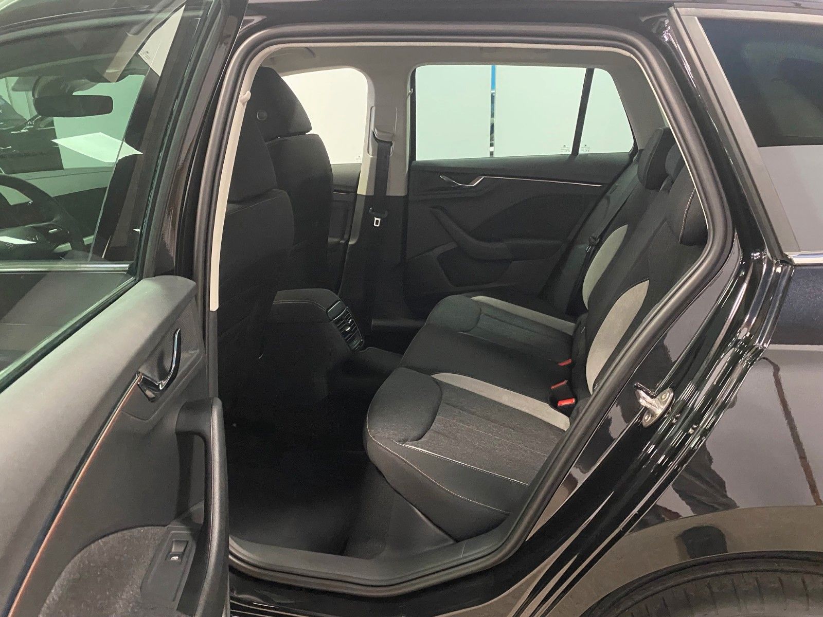 Fahrzeugabbildung SKODA Kamiq 1.0 TSI 85kW DSG Selection ACC+elek.Heck