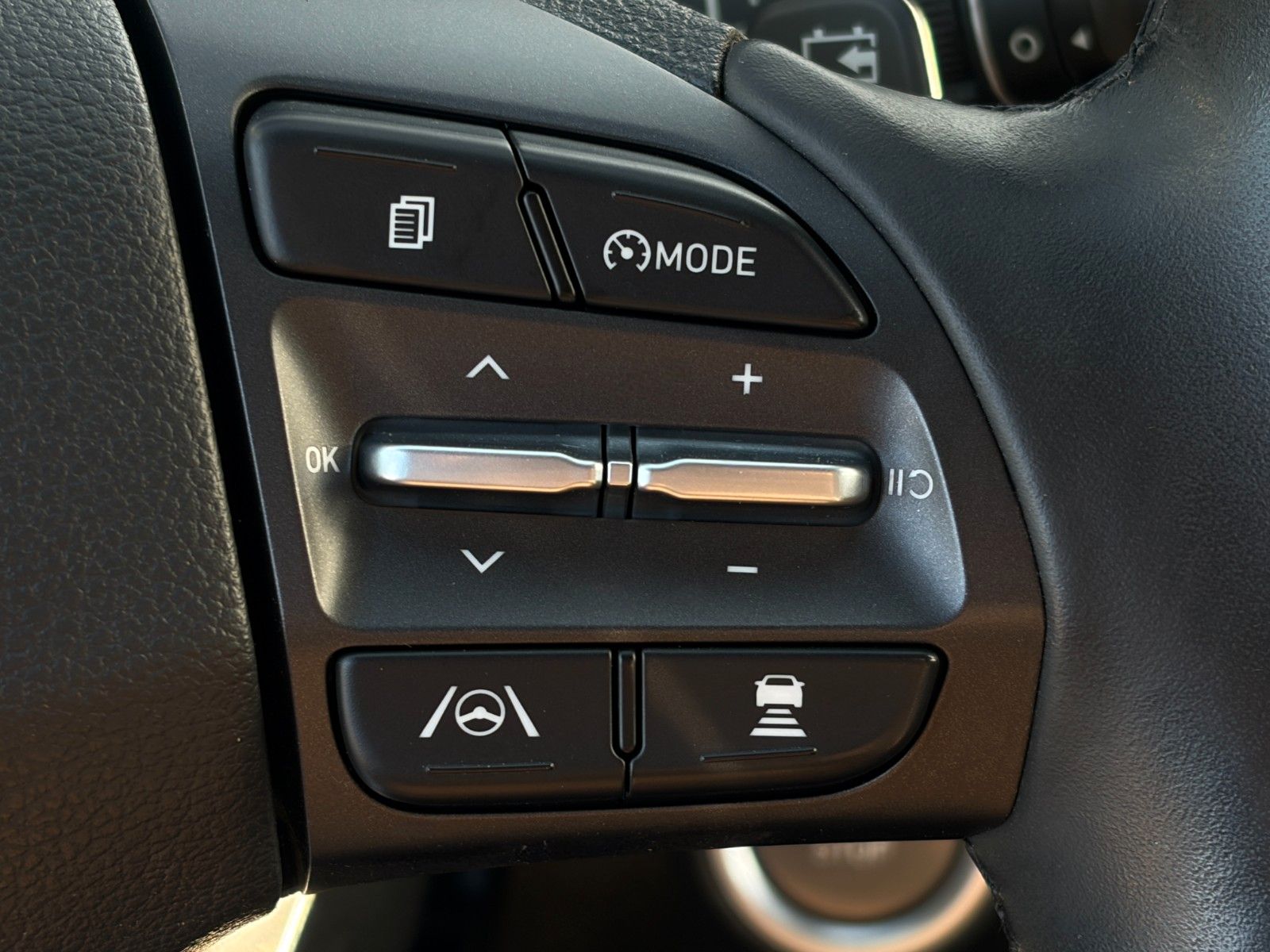 Fahrzeugabbildung Hyundai KONA E Select ACC PDC LFA LKA SHZ LHZ CarPlay