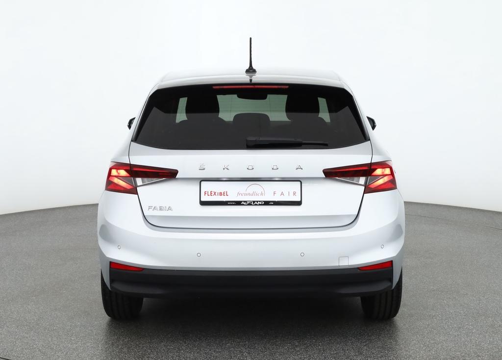 Skoda Fabia 2022 г. Серебристый, пробег 32399 км