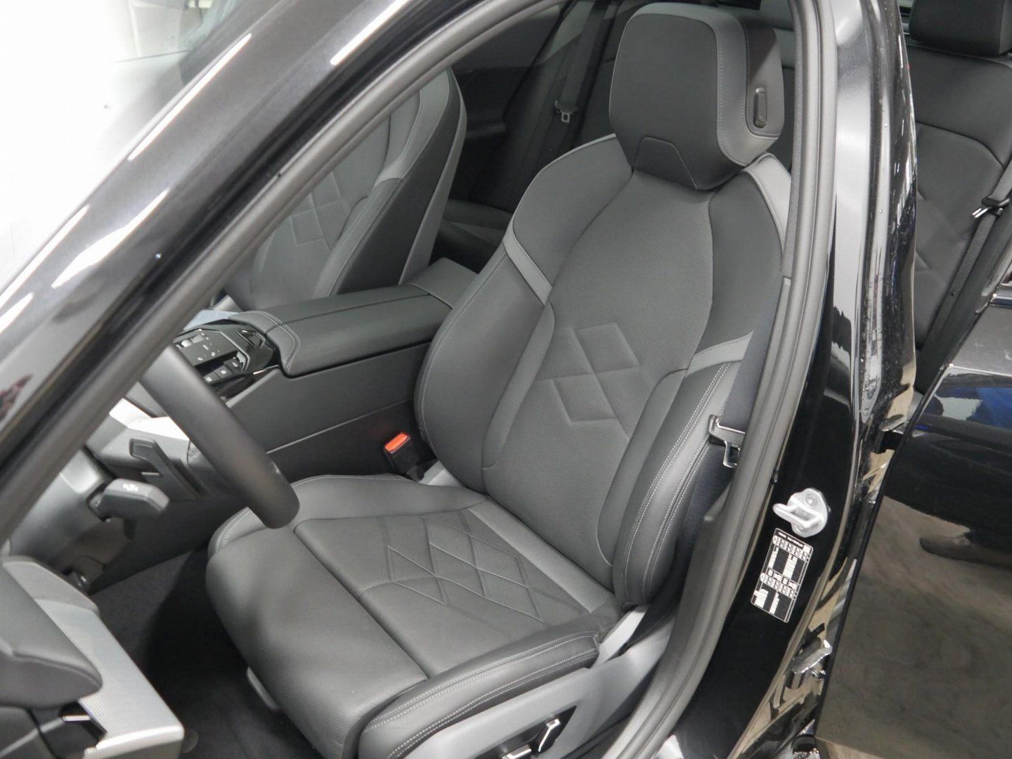 Fahrzeugeinzelansicht 17 Fahrzeugabbildung BMW 520i M Sportpaket, Panorama-Glasdach, Sitzbelüft