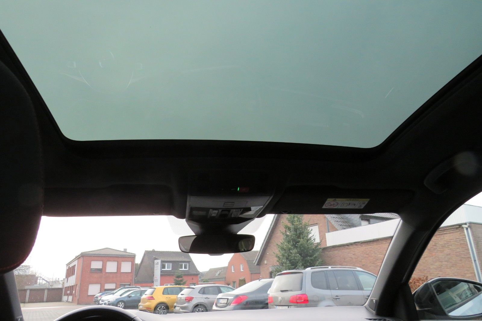 Fahrzeugabbildung Volkswagen T-Roc Sport R-LINE PANO 18`LED NAVI BEATS 1.HD