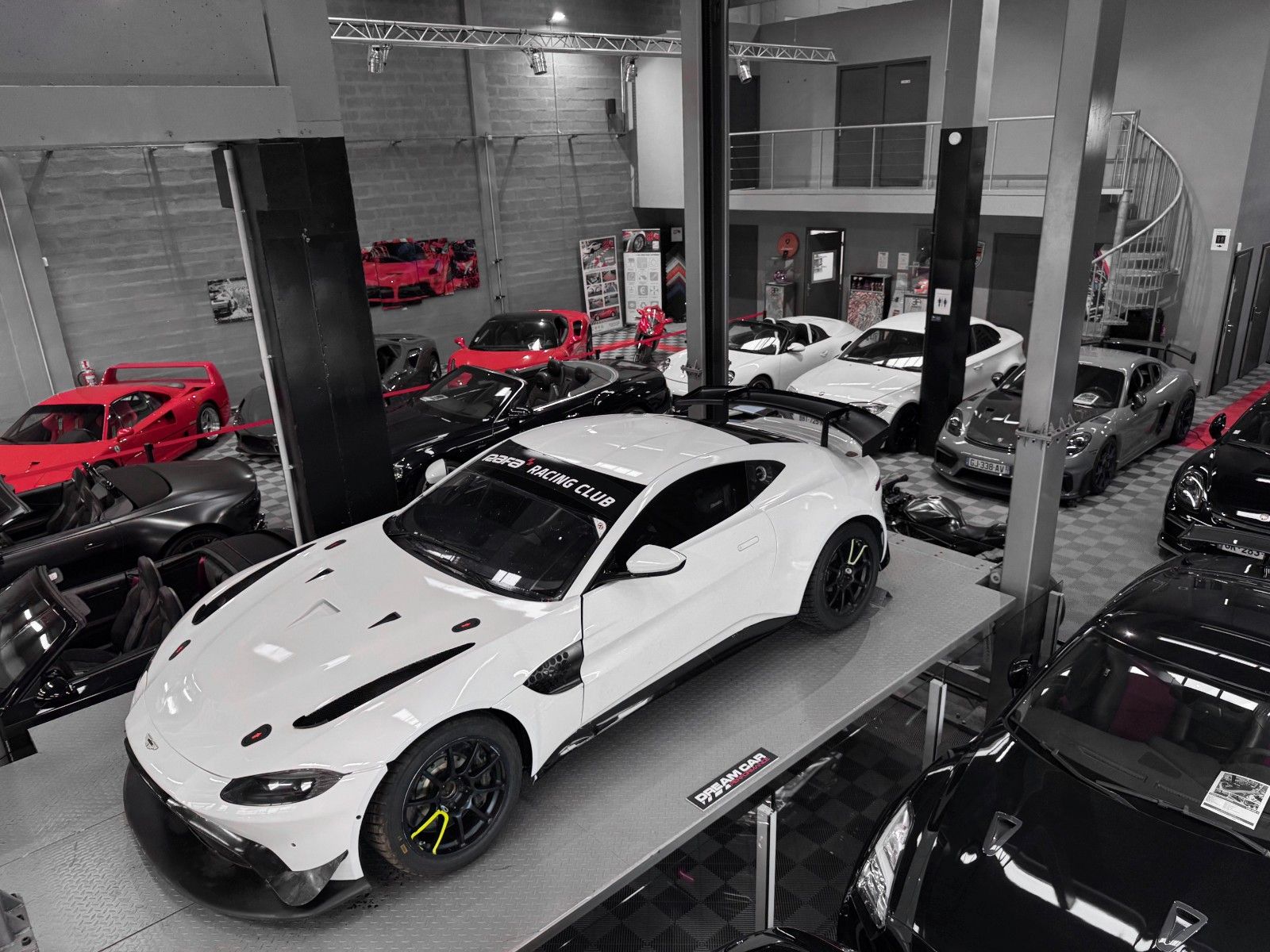 ASTON MARTIN V8 Vantage