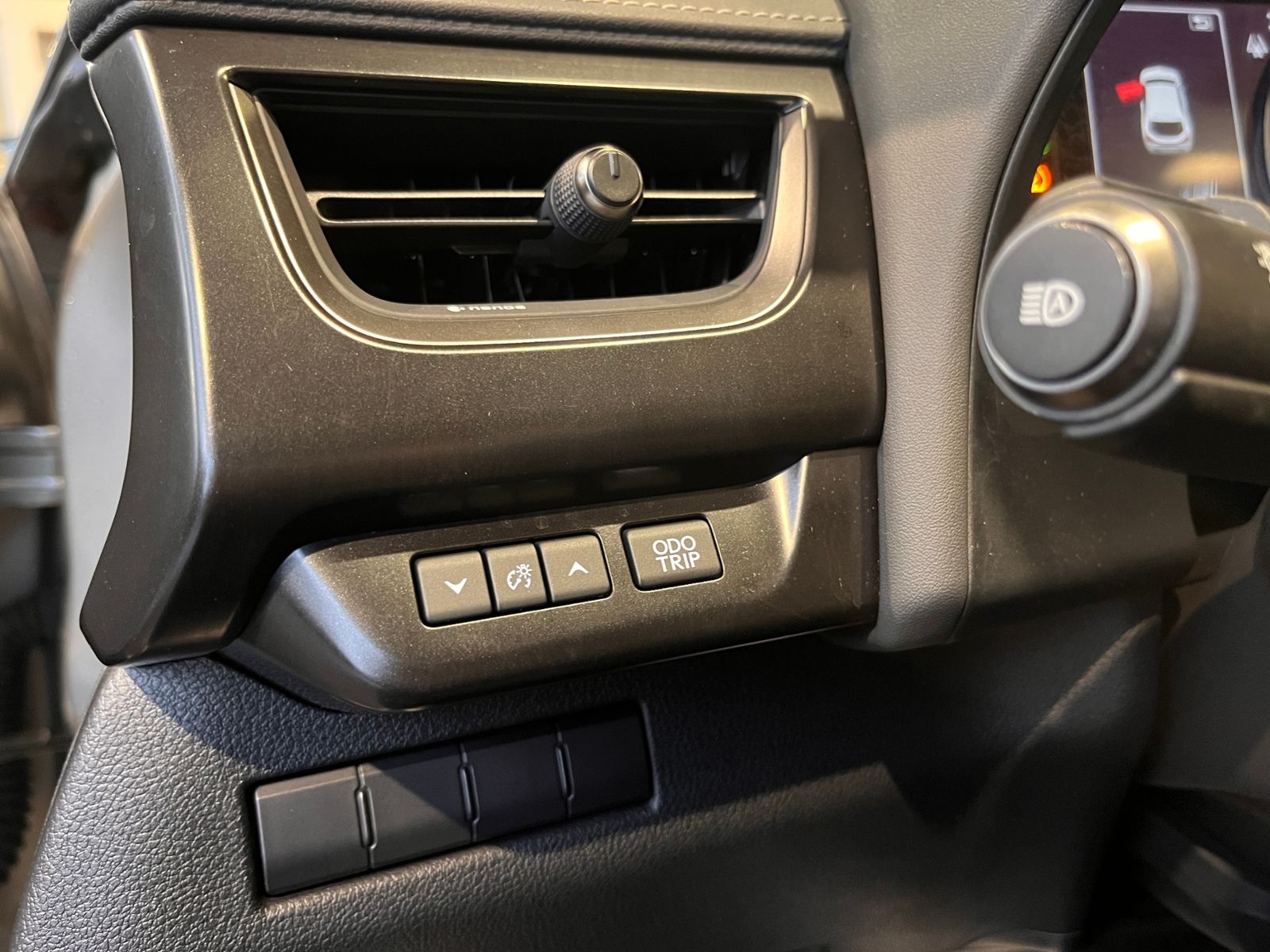 Fahrzeugabbildung Lexus UX 250h Launch Edition LED NAV SHZ PDC RFK 17"