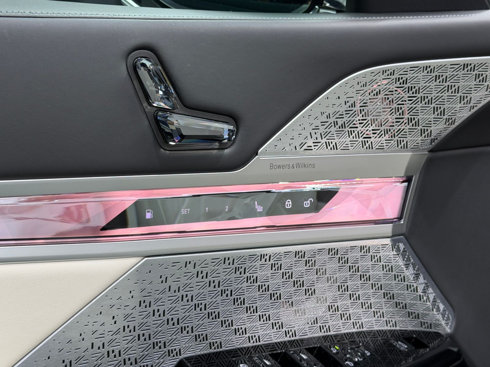 Fahrzeugabbildung BMW M760 e xDrive M-SPORT|TV|B&W|SKY-LOUNGE|MEGAVOLL