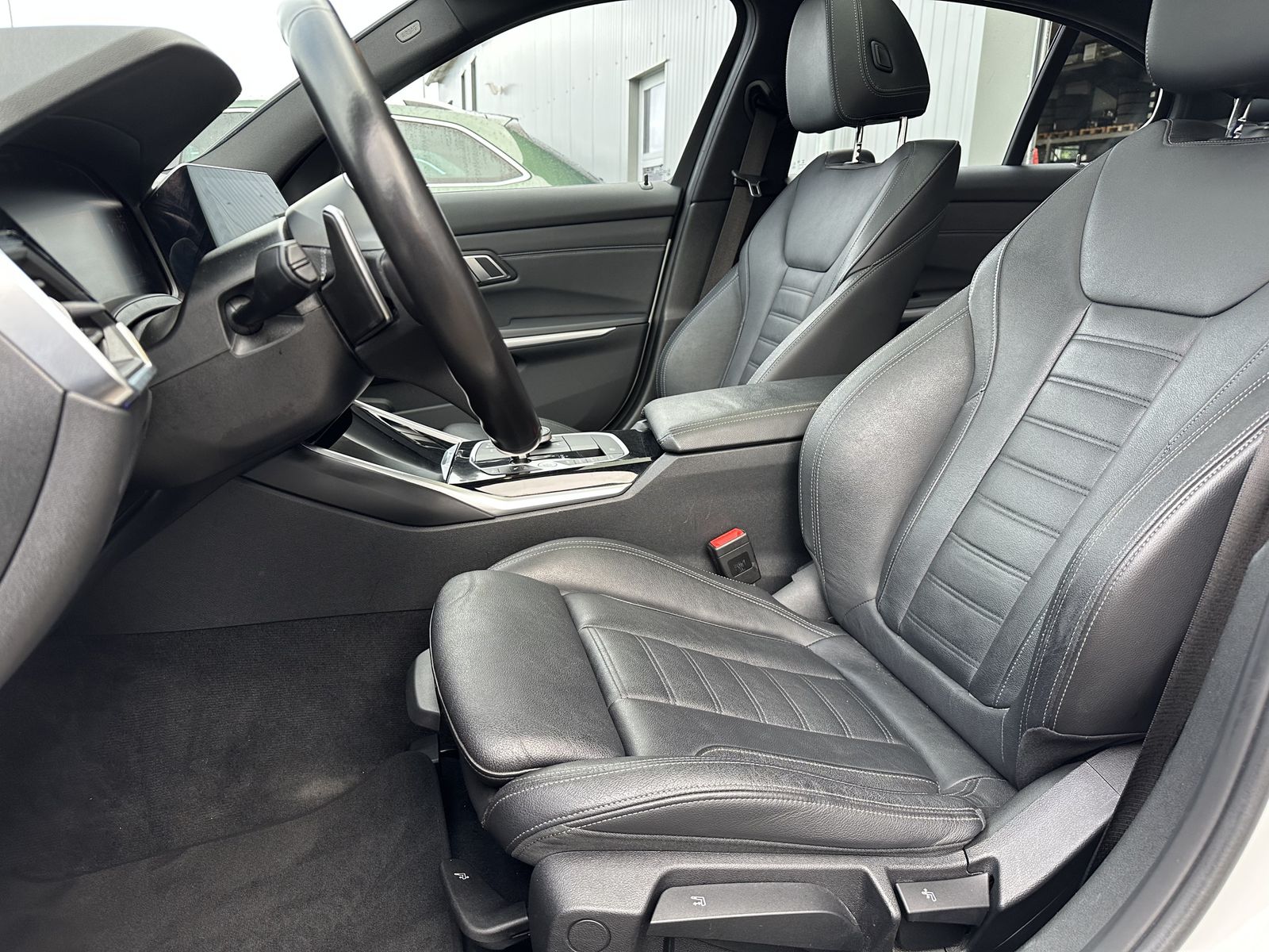 Fahrzeugabbildung BMW 330i Limousine M-Sport NAV+LED+PANO+LIVE-COCKPIT