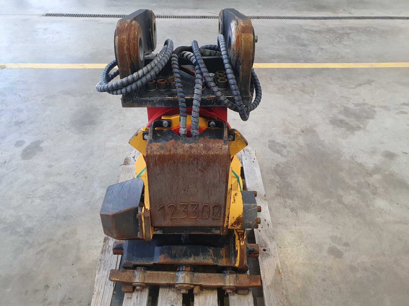 Fahrzeugabbildung Andere Rädlinger Schwenkrotator CAT M318 / CW 40 / 2016