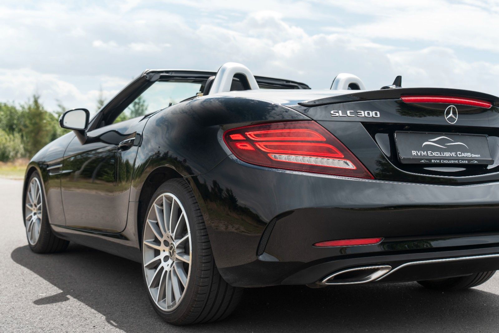 Fahrzeugabbildung Mercedes-Benz SLC 300 AMG Roadster H&K TOTW LED KAM NAV