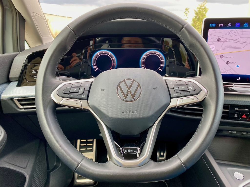 Fahrzeugabbildung Volkswagen Golf Variant 1.5 TSI Life AHK GZJR AAC KAM SHZ