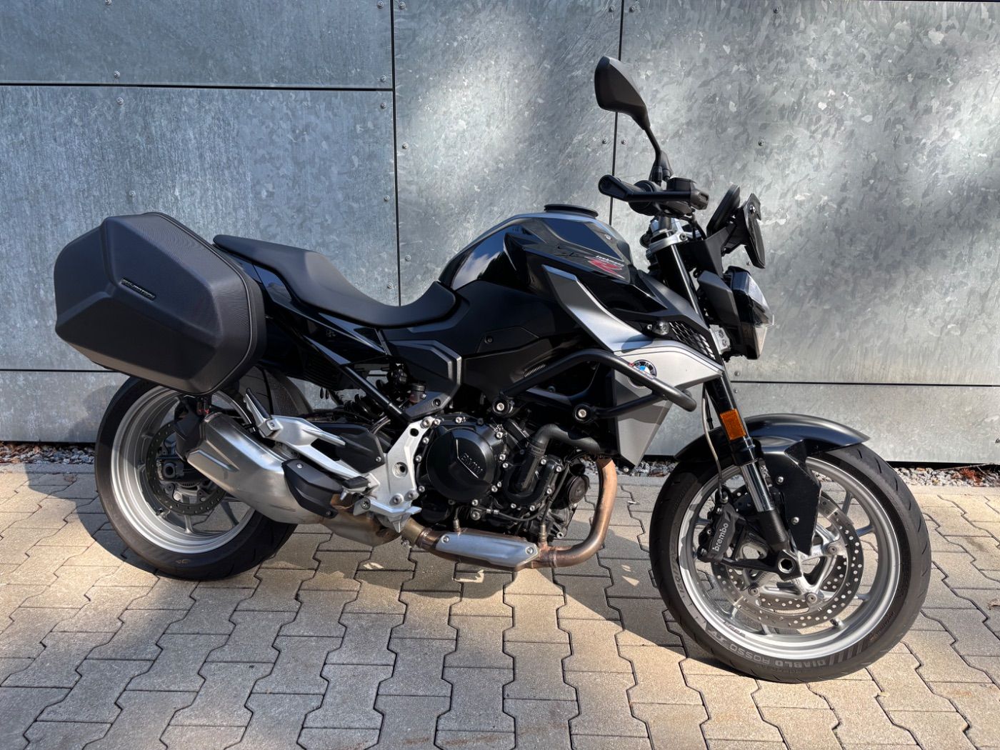 Fahrzeugabbildung BMW F 900 R Tieferlegung Seitenkoffer