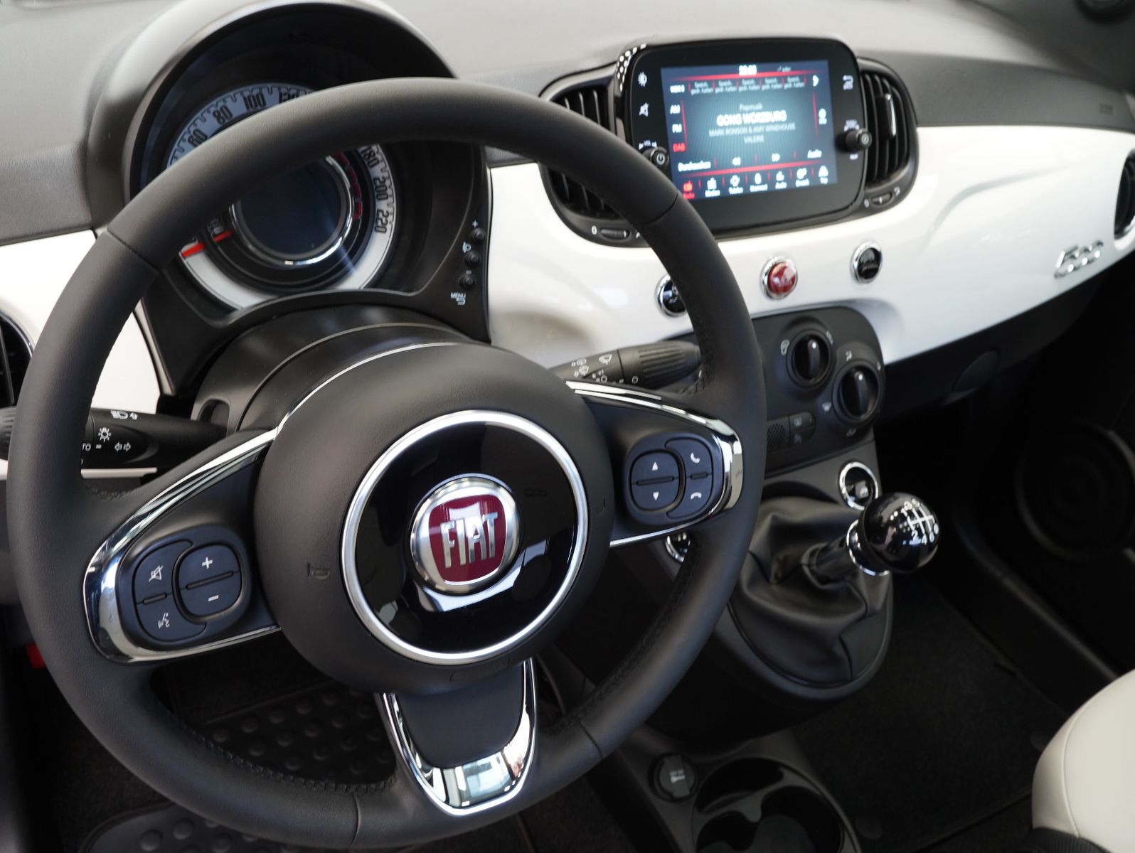 Fahrzeugabbildung Fiat 500 1.0 Mild Hybrid Dolcevita PANORAMA