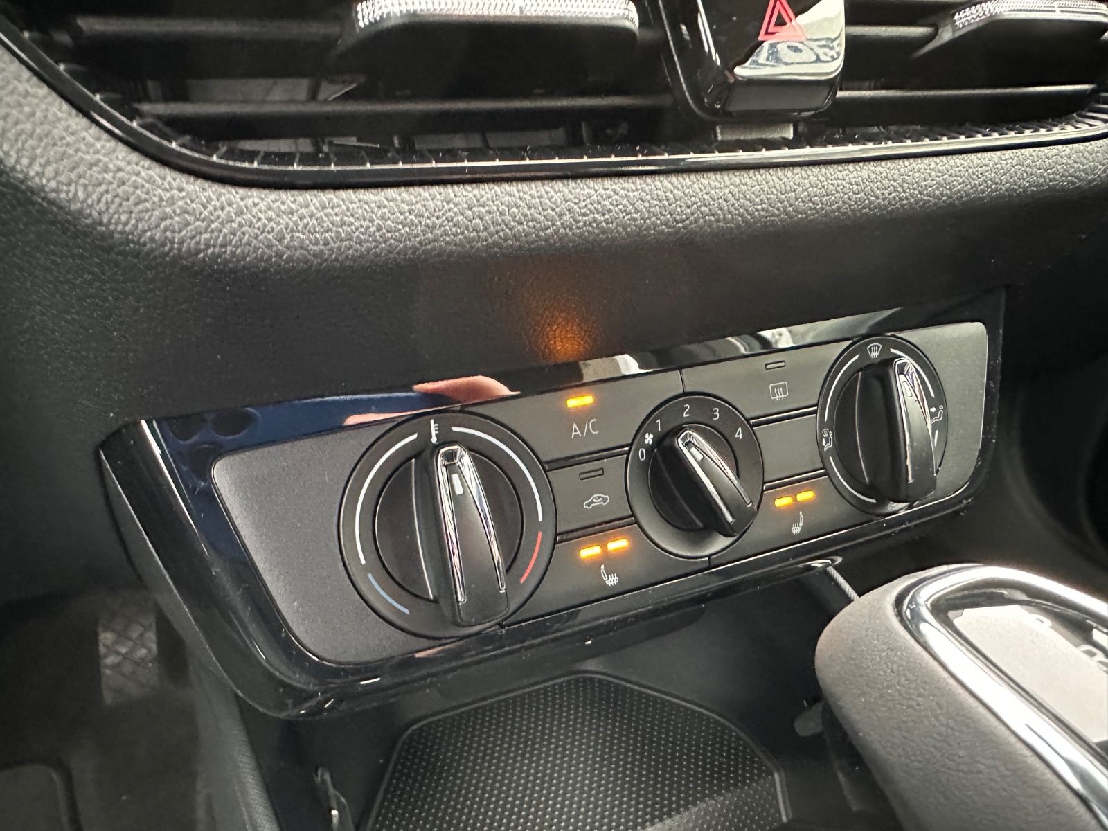 Fahrzeugabbildung SKODA Fabia 1.0 TSI DSG Selection LED/PDC/SHZG/APP/GRA