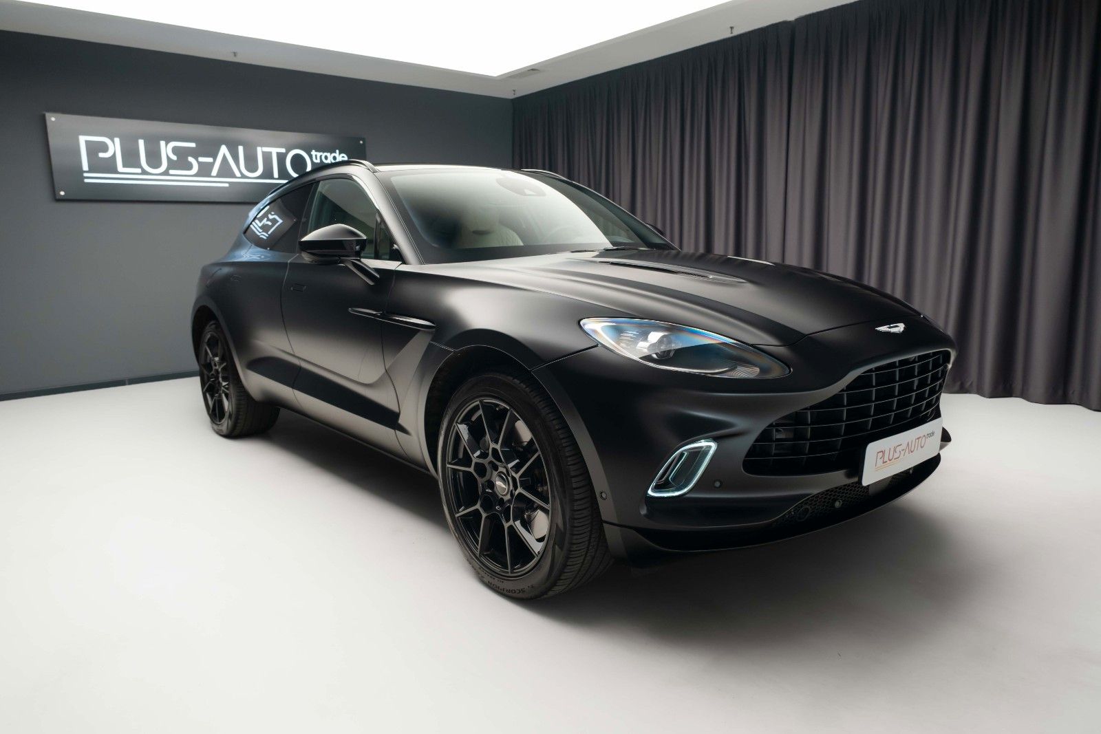 ASTON MARTIN DBX