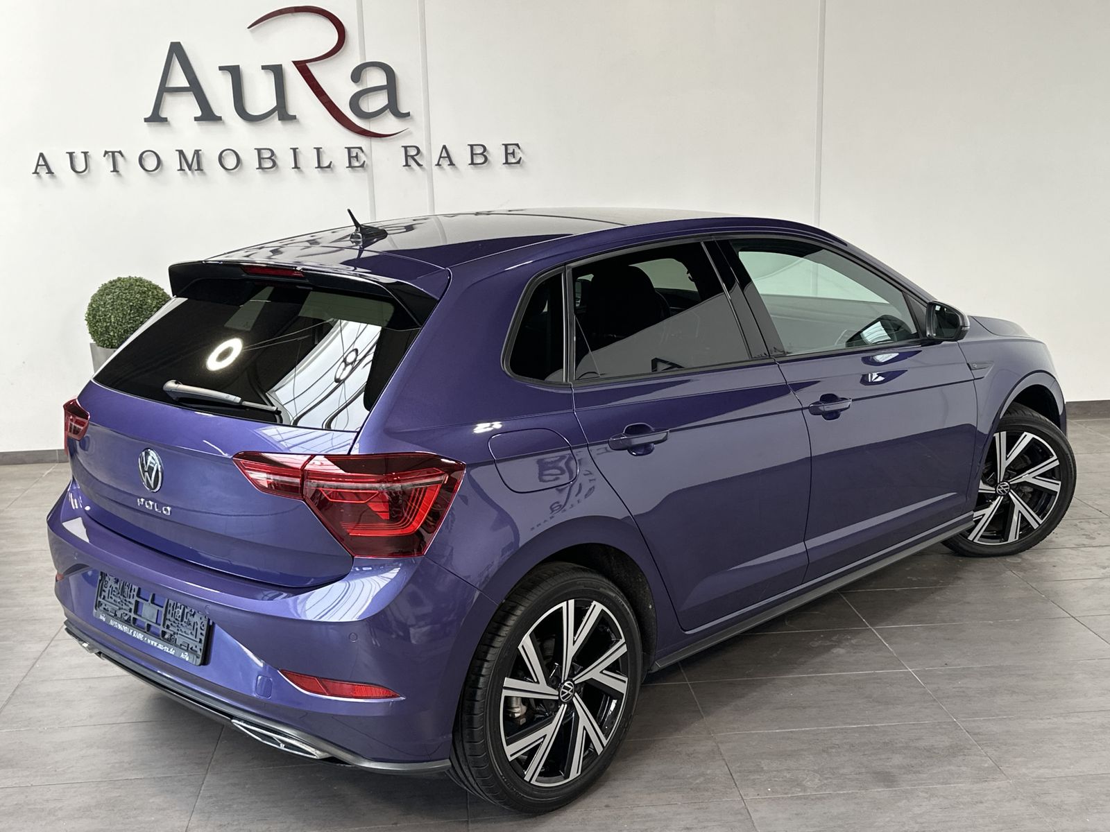 Fahrzeugabbildung Volkswagen Polo 1.0 TSI DSG R-Line NAV+LED+PANO+VCOCKPIT+PP