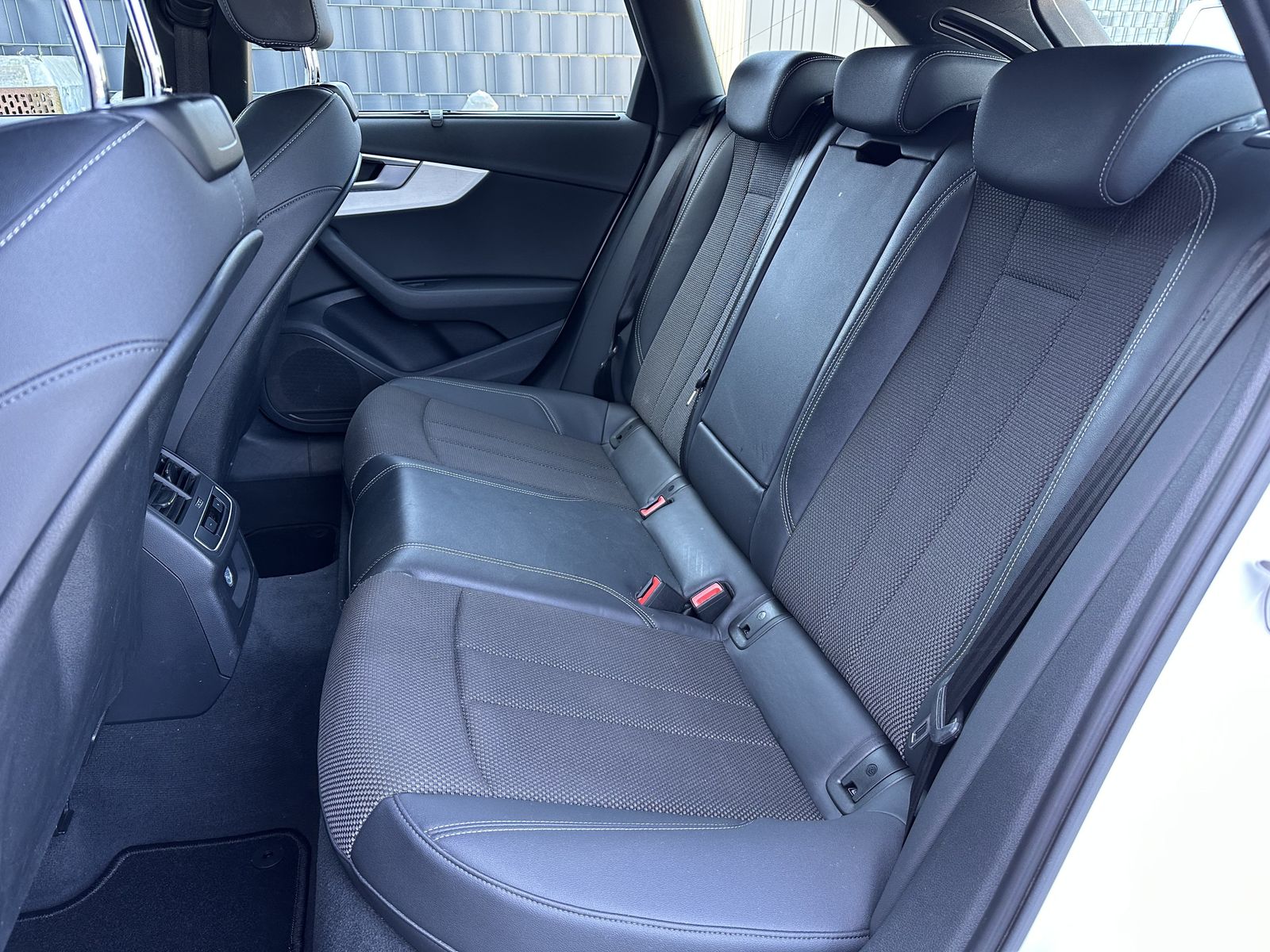 Fahrzeugabbildung Audi A4 Avant 35 TDI S-Line Black NAV+LED+KAM+VC+18ZO