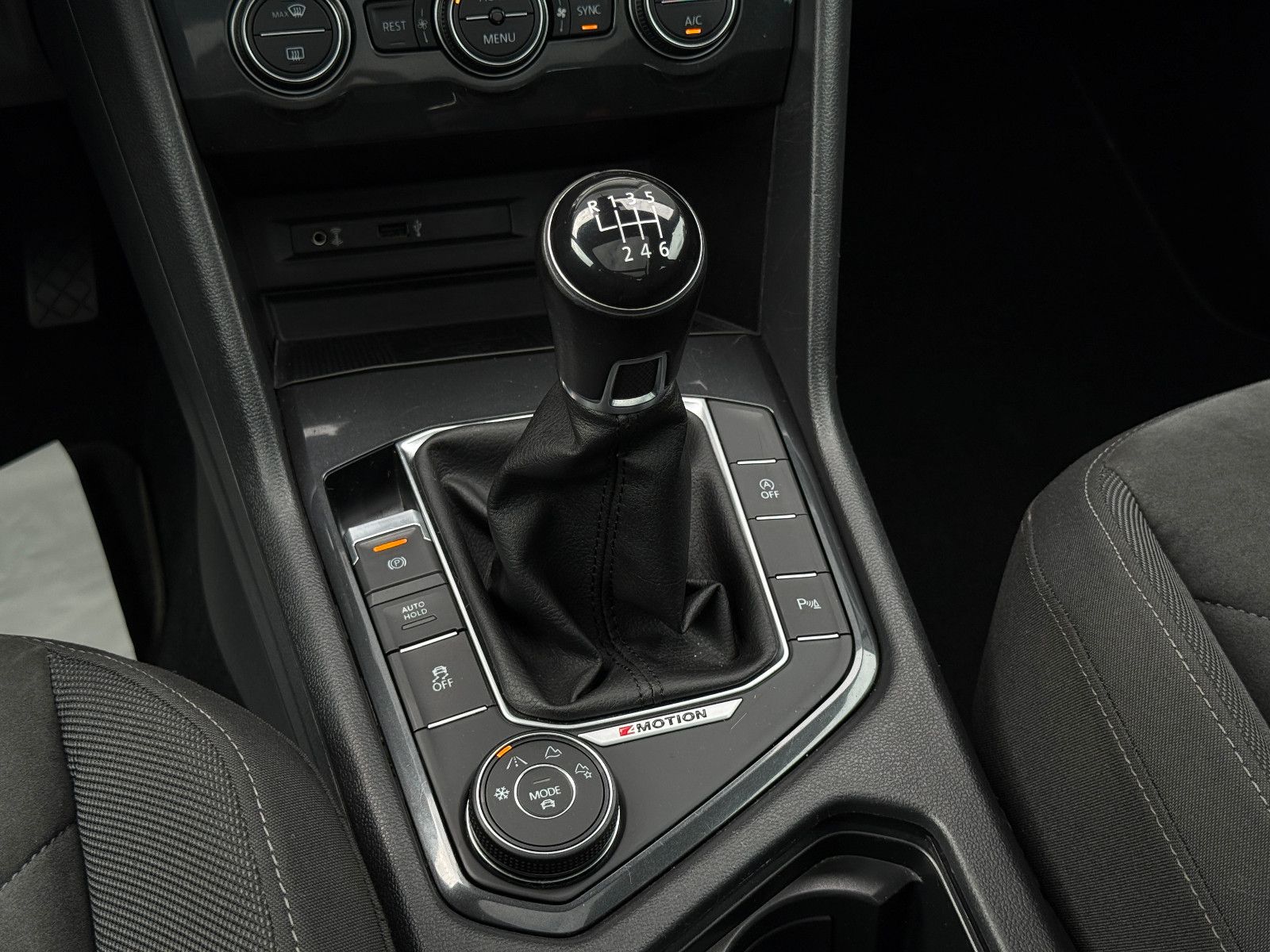 Fahrzeugabbildung Volkswagen Tiguan Highline 4Motion ACC AHK Nav SHZ Pano LED