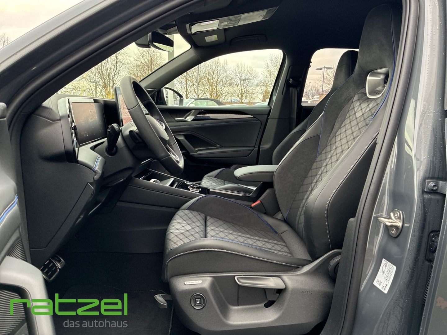 Fahrzeugabbildung Volkswagen Tiguan R-LINE eHybrid Standh.+AHK+HARMAN+IQ.Ligh