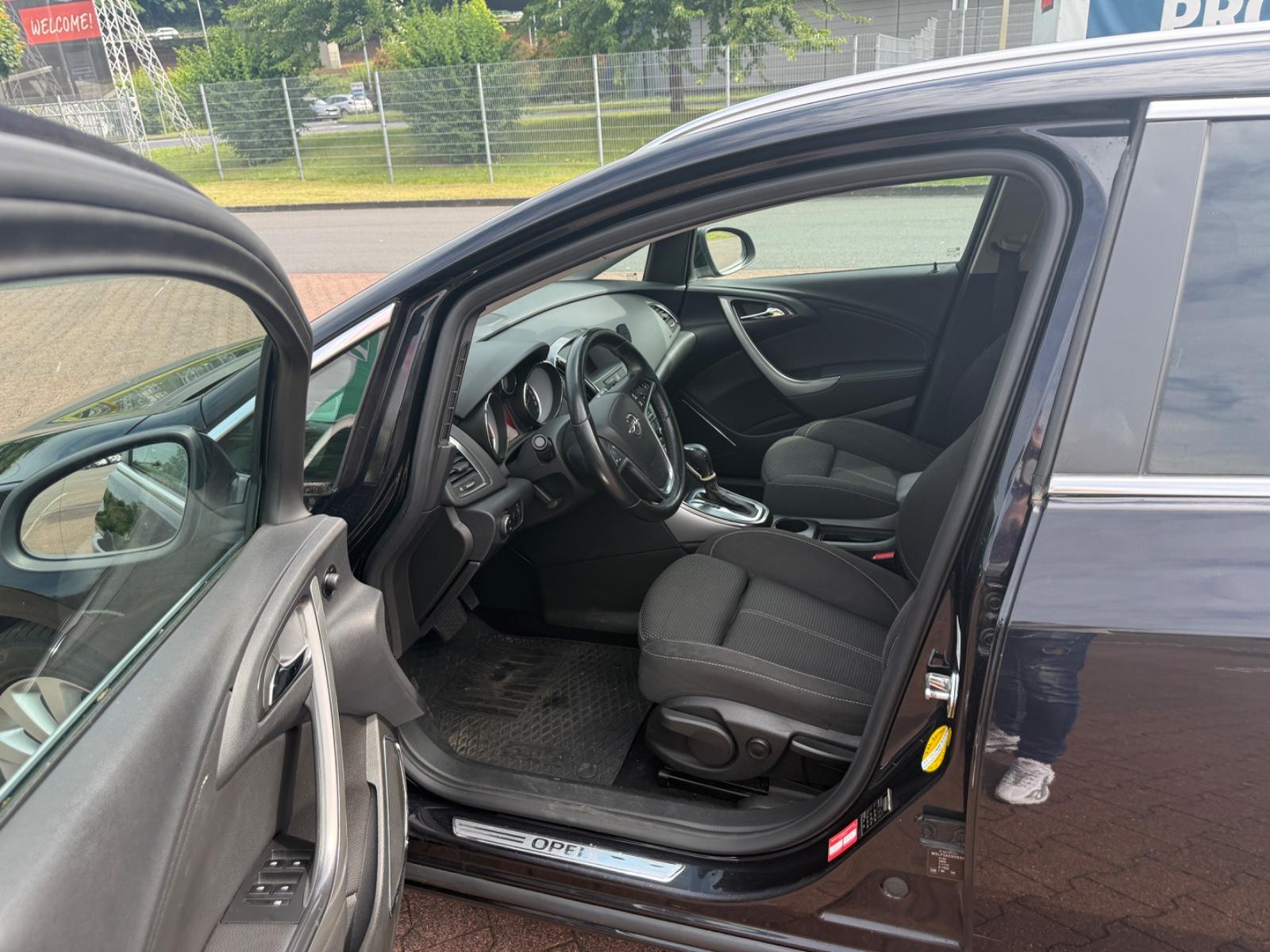 Opel Astra 2010 — photo 9