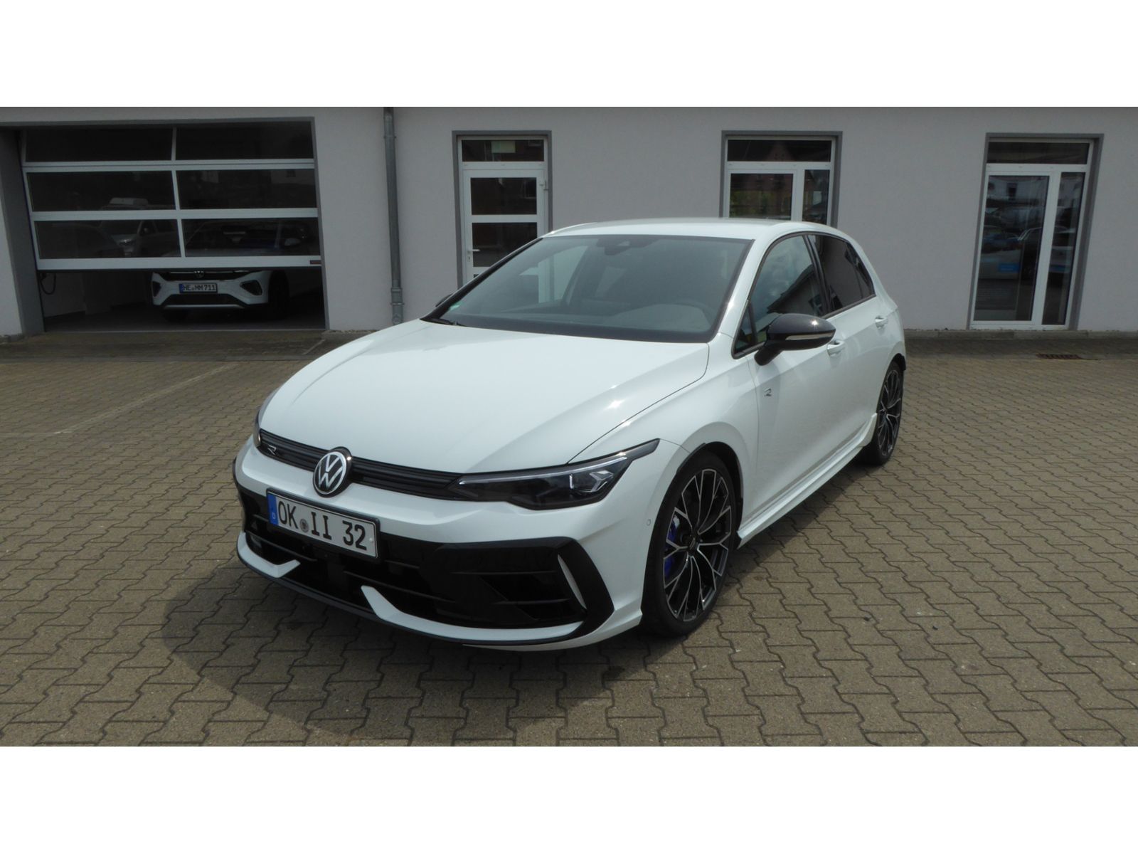 Volkswagen Golf VIII R 2.0 TSI DSG LED DCC R-PERFORMANCE foto 2