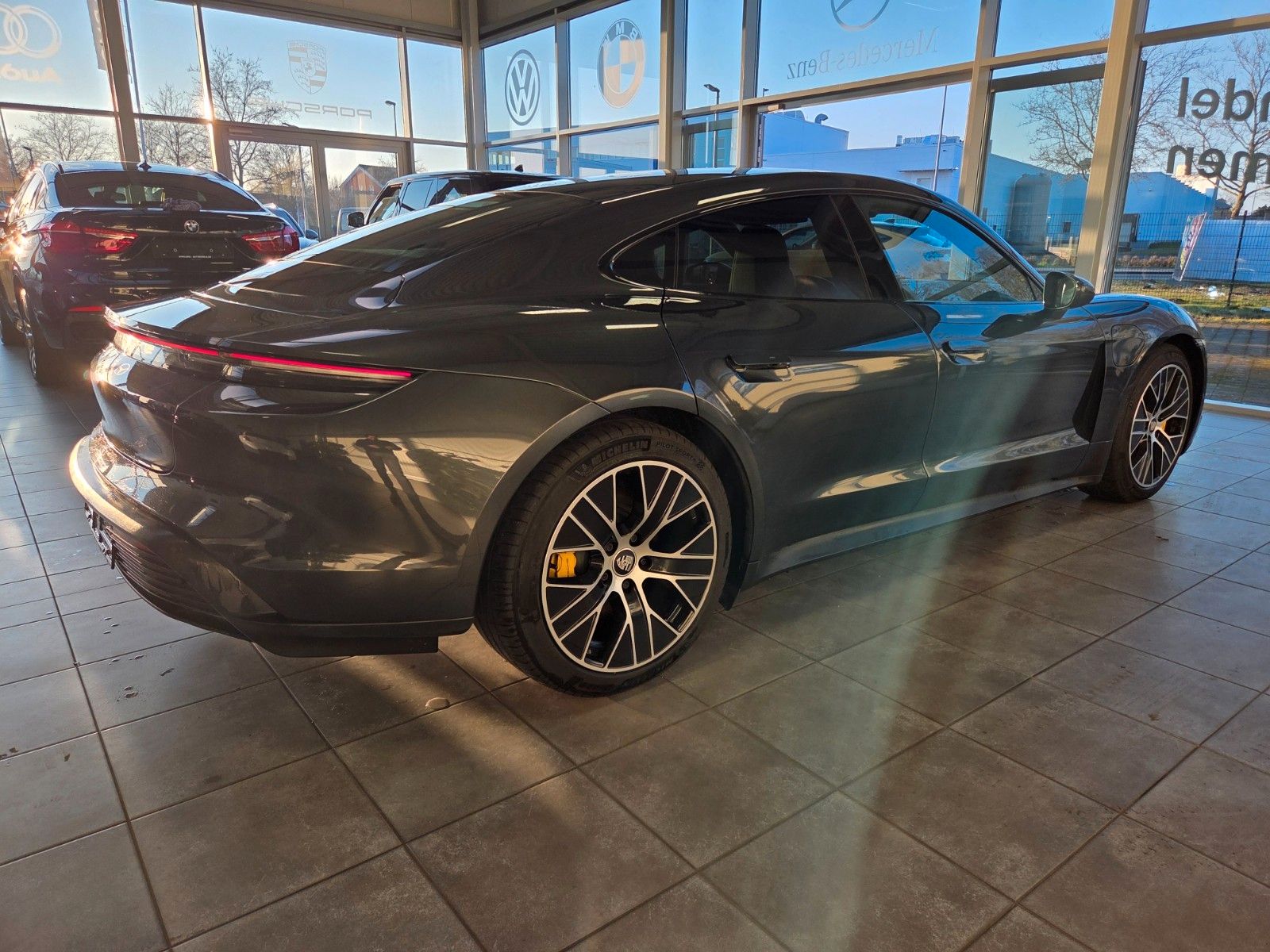 Fahrzeugabbildung Porsche Taycan Basis