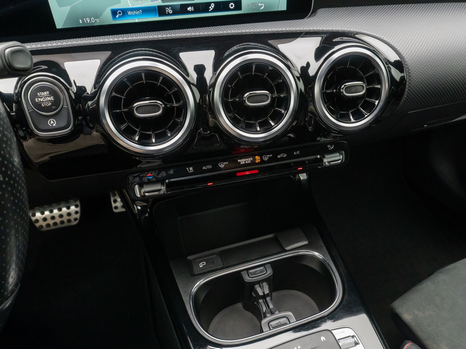 Fahrzeugabbildung Mercedes-Benz A250 AMG Line Kamera AHK Alarm Sportsitz 18Zoll