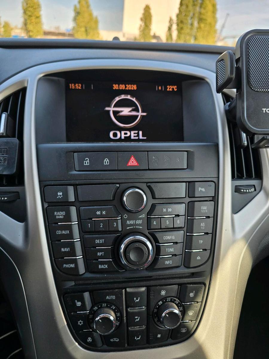 Opel Astra 2013 — photo 11