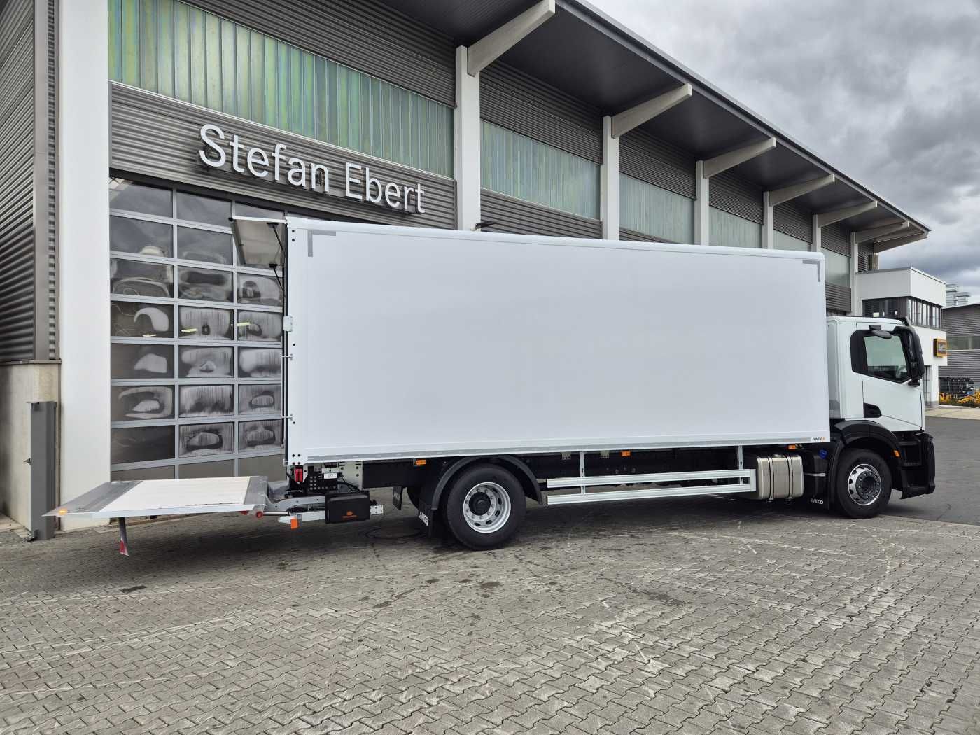Fahrzeugabbildung Iveco AD190S40/P 4x2 Ladebordwand 2.000kg Navi ACC
