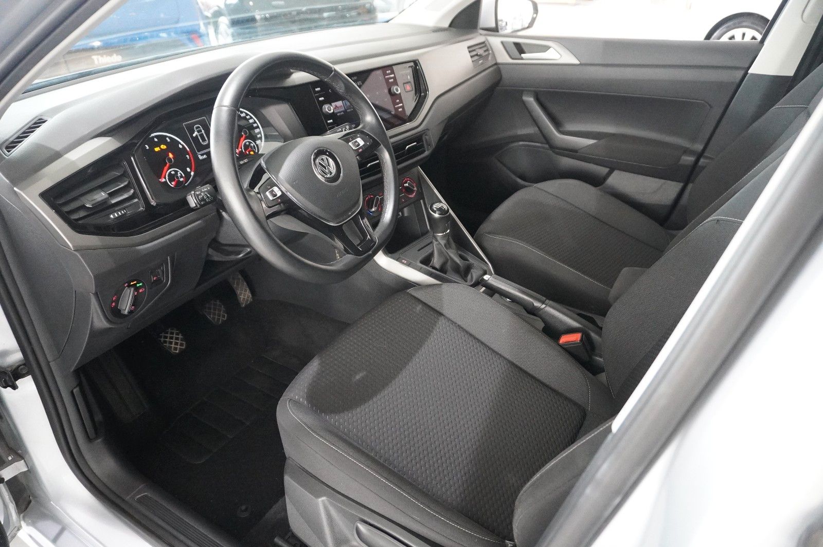 Fahrzeugabbildung Volkswagen Polo VI 1.0 TSI COMFORTLINE LED/KLIMA/SHZ/USB