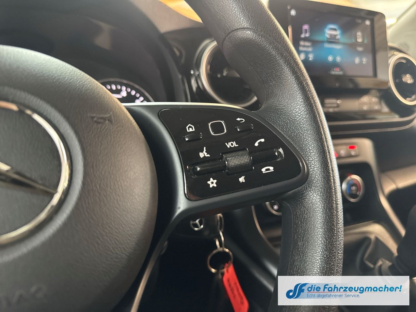 Fahrzeugabbildung Mercedes-Benz Citan Kombi 113 Tourer AHK DAB SHZ Totwi Spur.Ve
