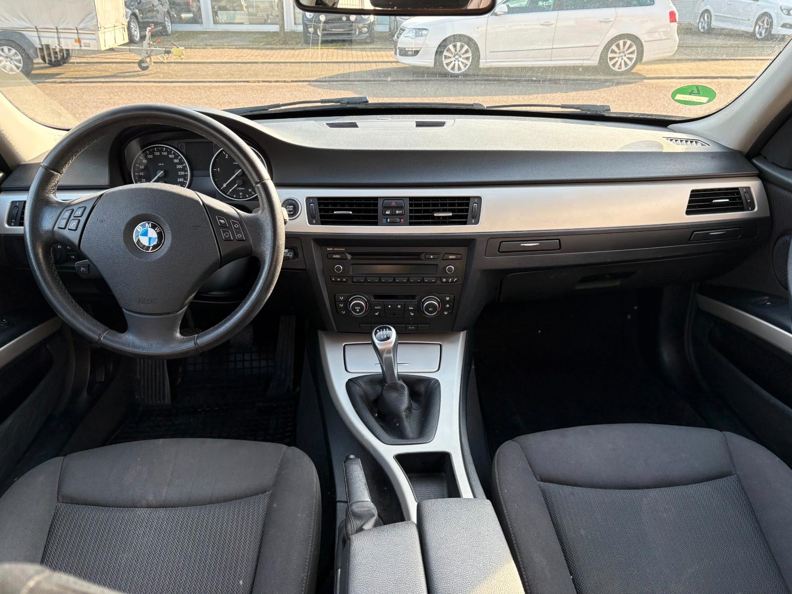 BMW 318 2012 — photo 12