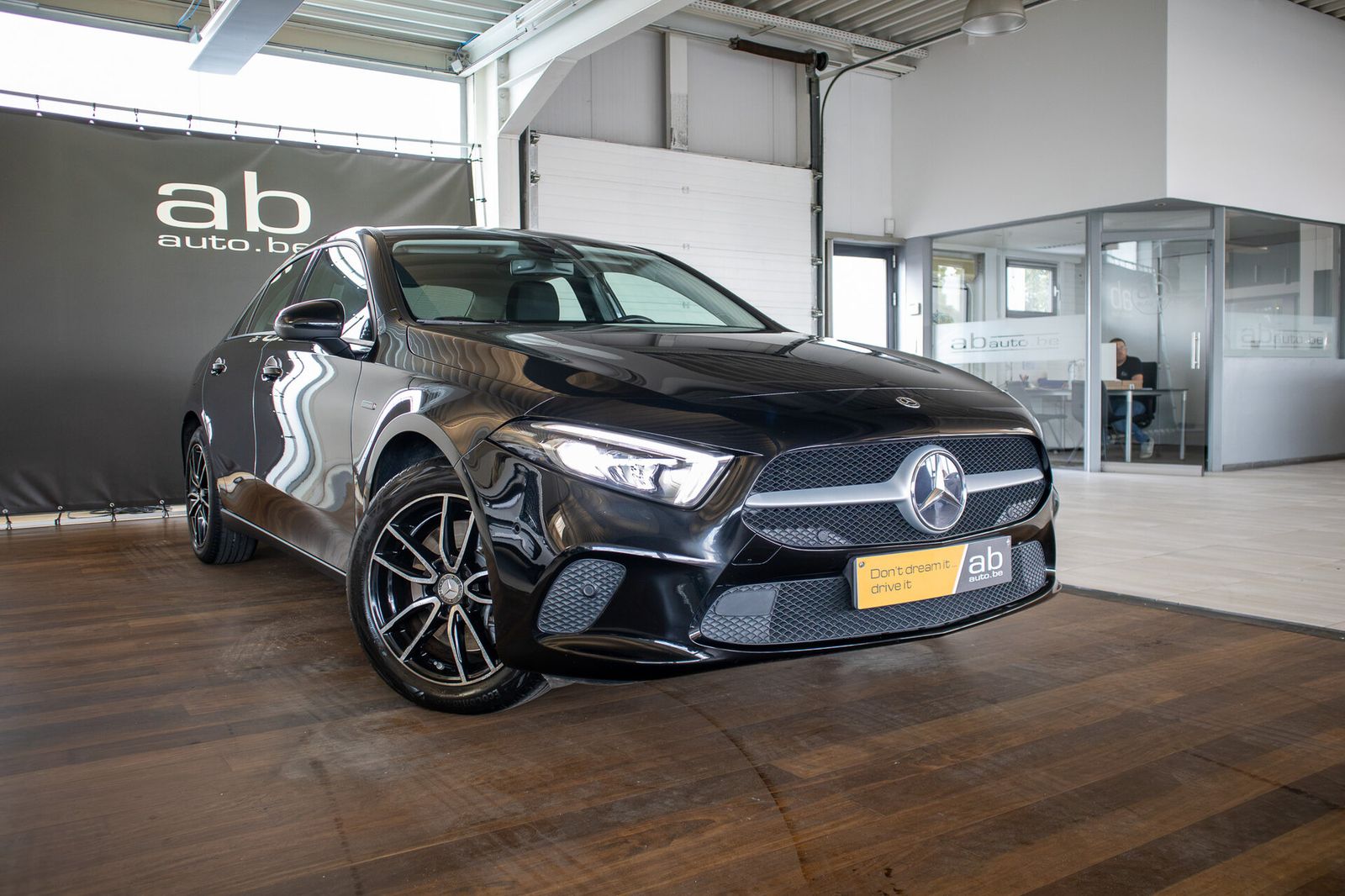 Mercedes-Benz A 250 e AMG LIMOUSINE imagem 3