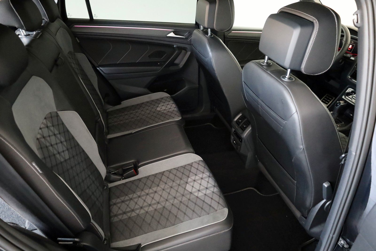 Fahrzeugabbildung Volkswagen Tiguan Allspace R-Line 4M Navi,HUD,Panorama,ACC