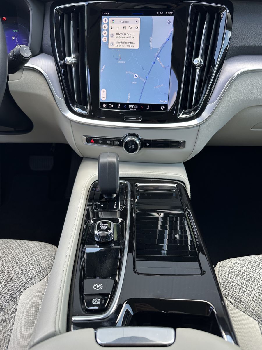 Fahrzeugabbildung Volvo V60 T6 AWD Recharge Core NAV+LED+ACC+STHZG+18ZO