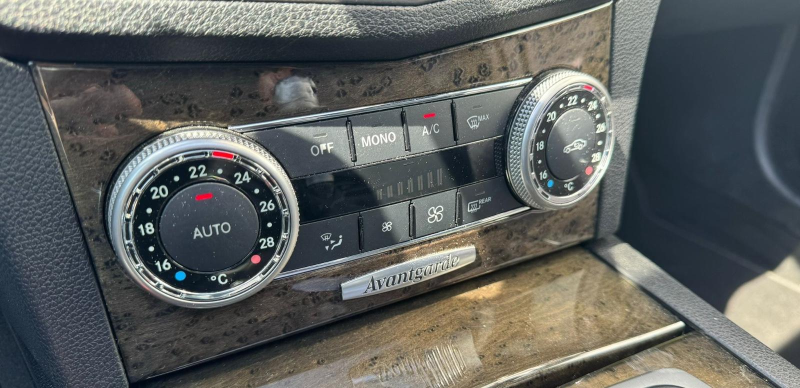 Mercedes-Benz C250 2010 — photo 14