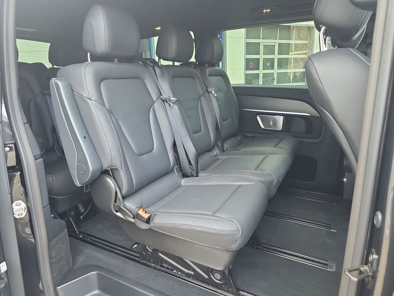 Fahrzeugabbildung Mercedes-Benz V 300 d AVG/L*Allrad*8-Sitzer*AHK*Standheizung*3