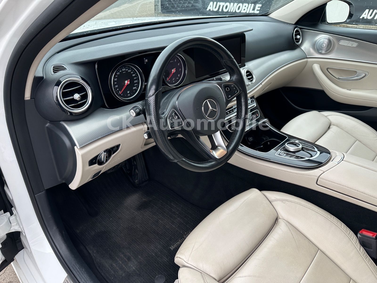 Fahrzeugabbildung Mercedes-Benz E 300 Lim. AMG-Line/Navi/Leder/Kamera/Burmester