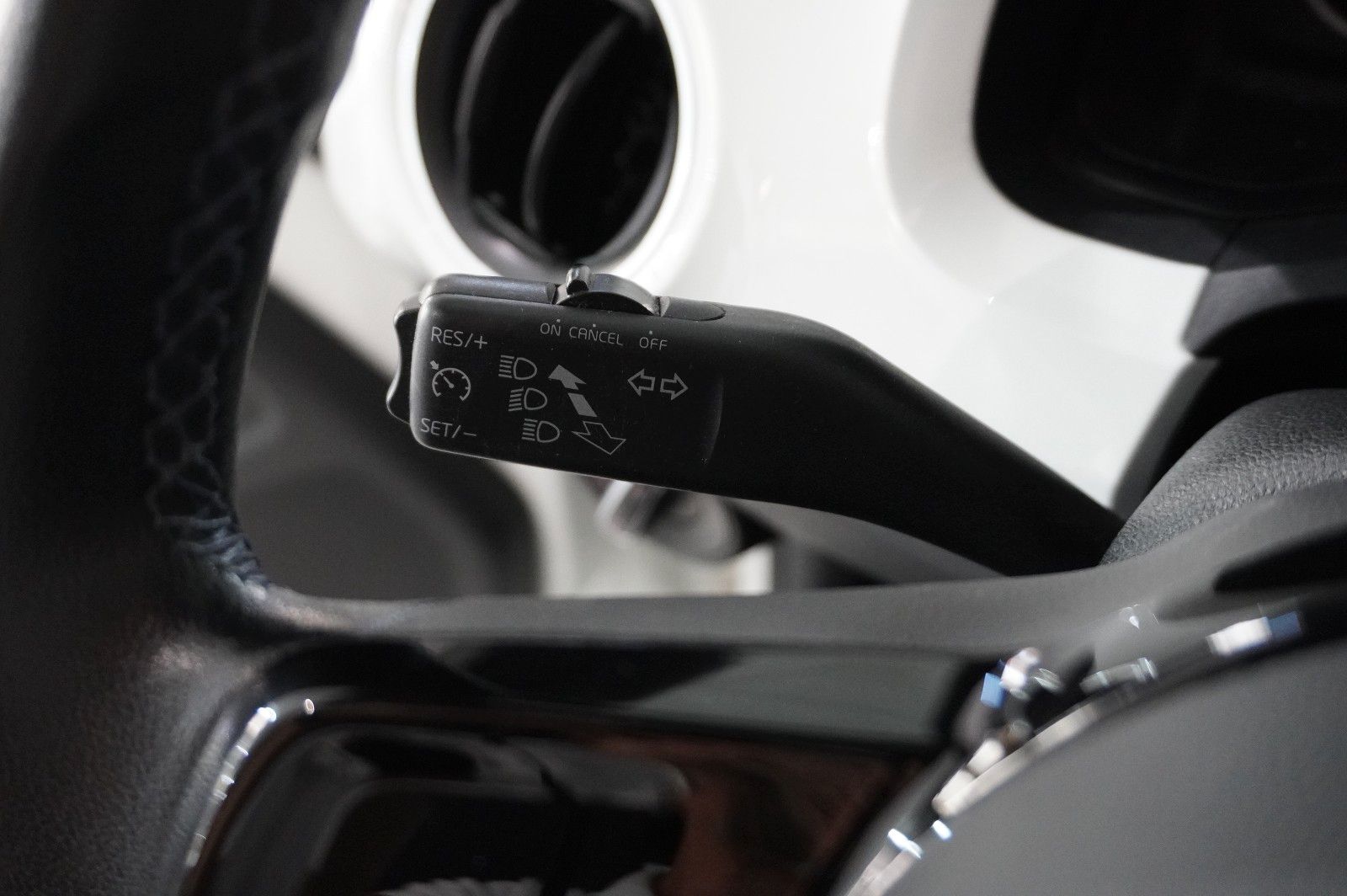 Fahrzeugabbildung Volkswagen up! 1.0 CLUB 5-TÜR NAVI/SPORT/PANO./SHZ/PDC/TEMP