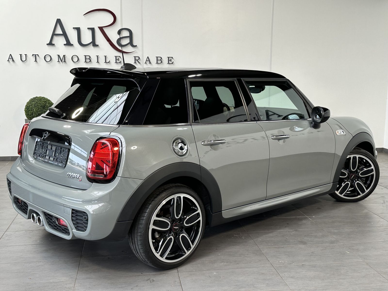 Fahrzeugabbildung MINI Cooper S Sport-Aut. JCW NAV+LED+PANO+ACC+H&K+1HD