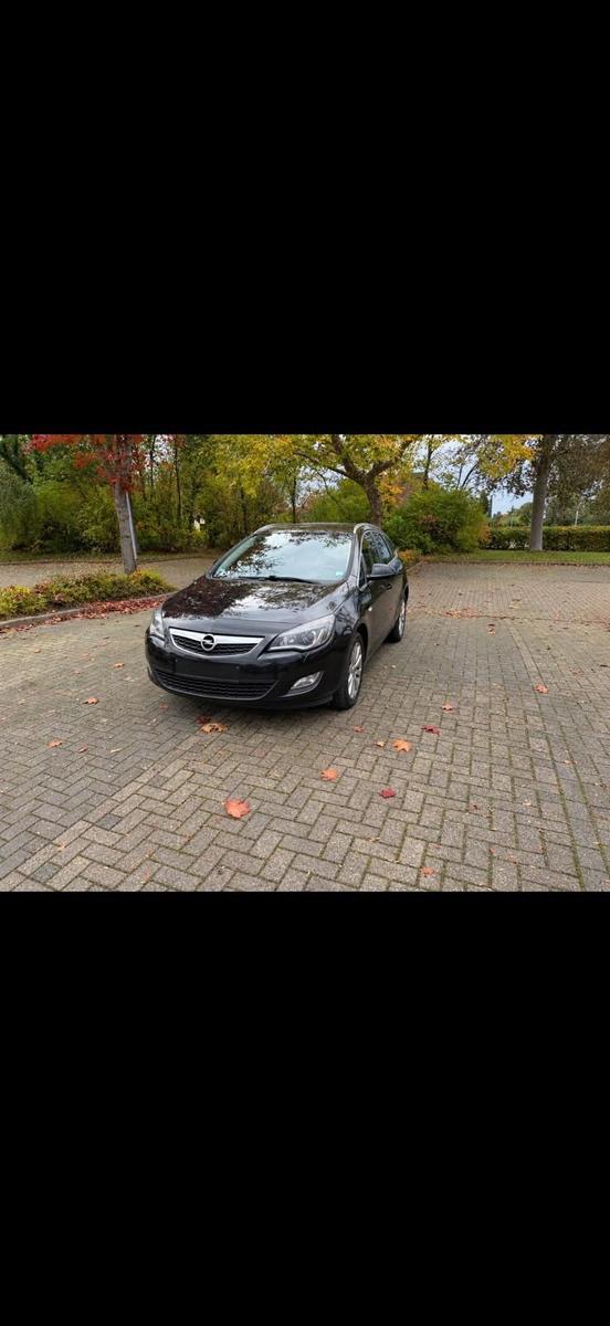 Opel Astra 2011 — photo 8