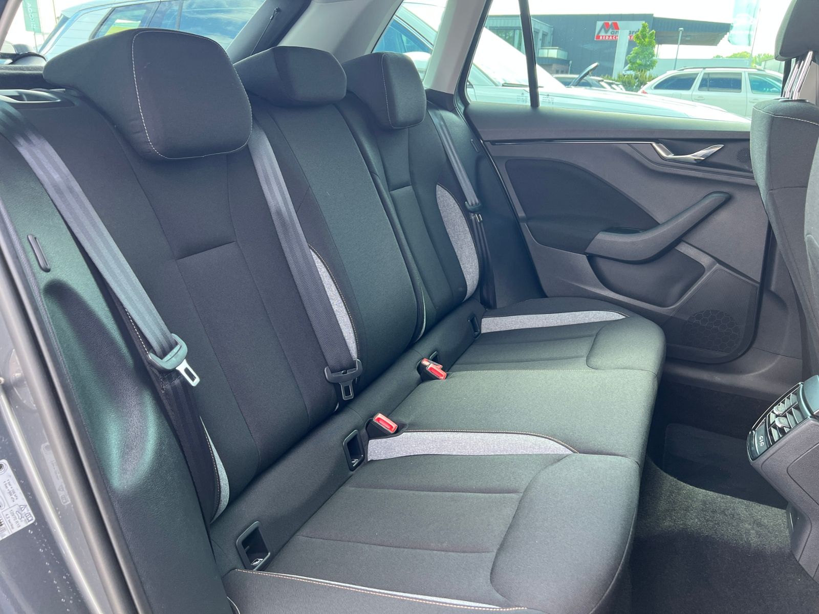 Fahrzeugabbildung SKODA Kamiq Selection Tour 1.0 TSI DSG *AHK, LED, Navi