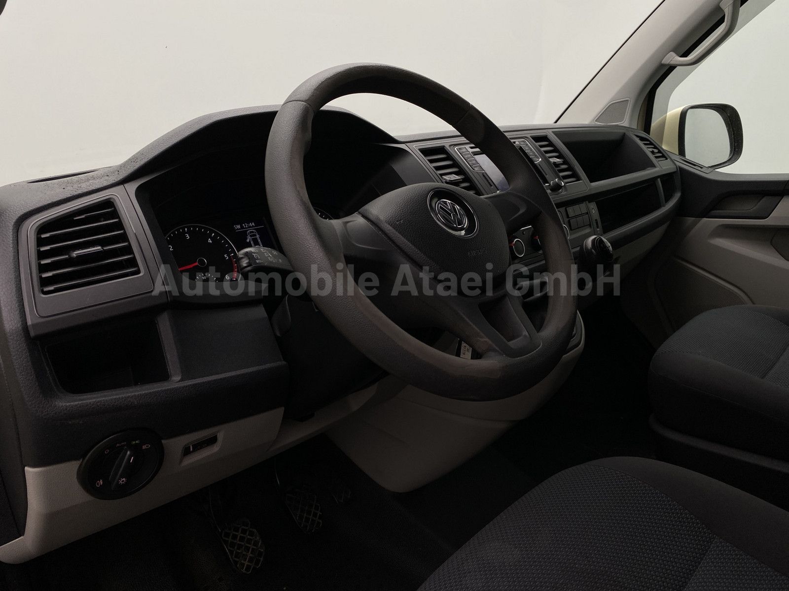 Fahrzeugabbildung Volkswagen T6 Kombi KTW *Rollstuhl-Rampe+Tragestuhl*