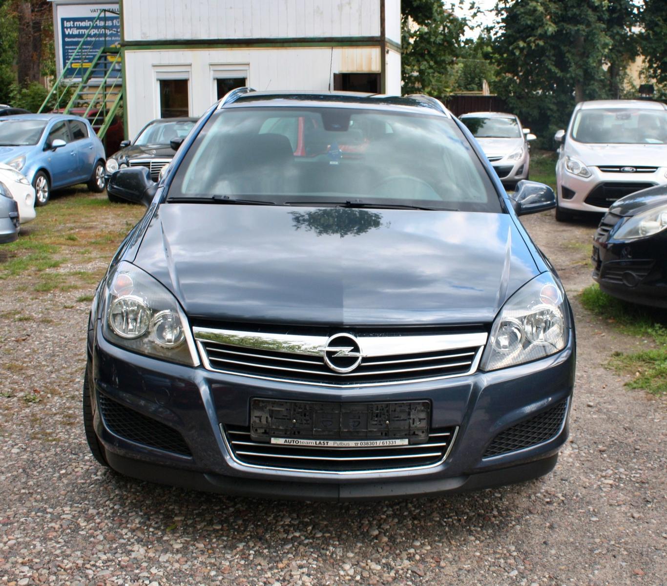 Opel Astra 2010 — rear view