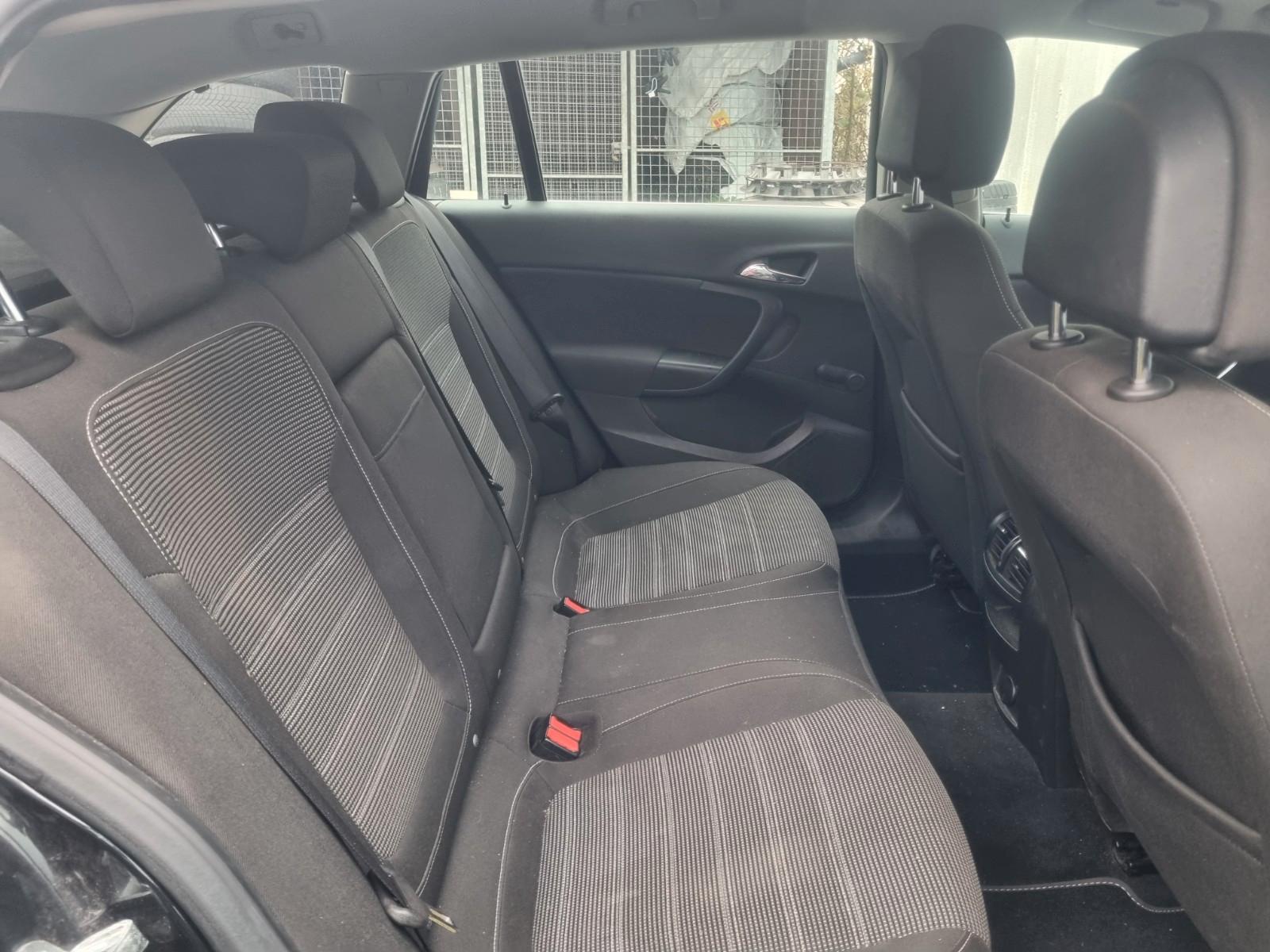 Opel Insignia 2010 — photo 14