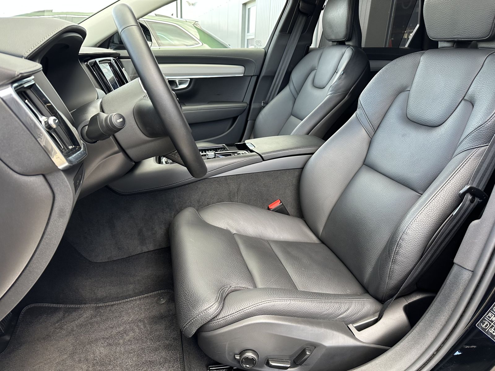 Fahrzeugabbildung Volvo V90 T6 Recharge AWD Plus Dark NAV+LED+AHK+VC+H&K