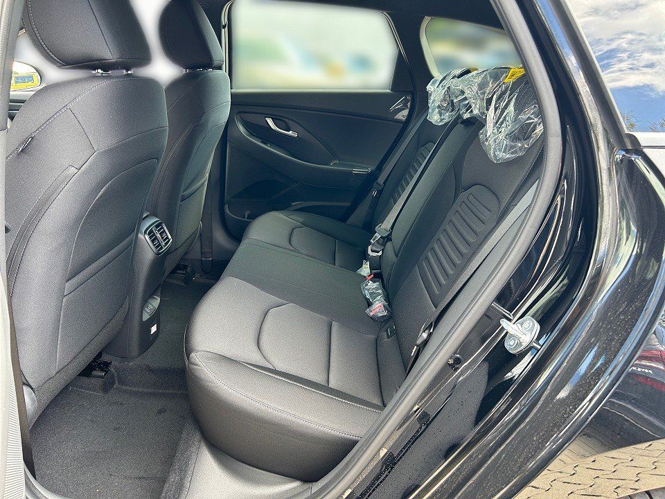 Fahrzeugabbildung Hyundai i30 FL KOMBI MY25 1.0T 6MT ADVANTAGE