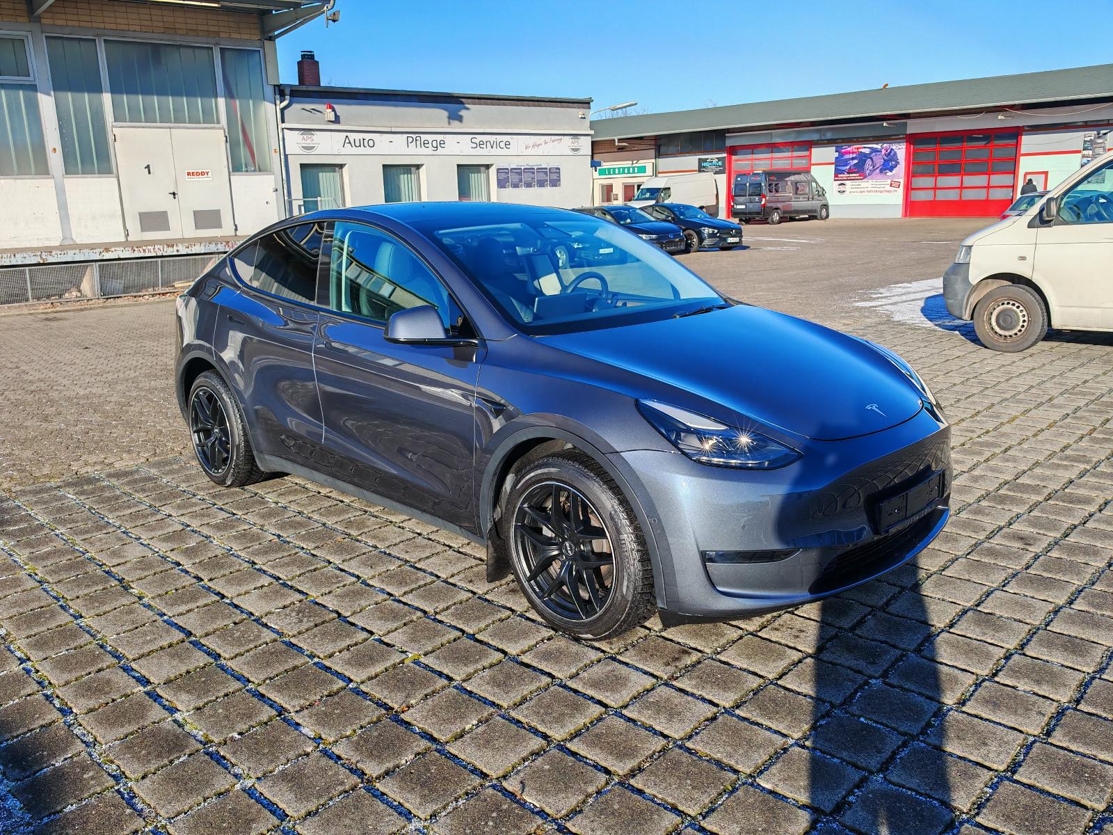 Tesla Model Y LongRange AWD / AHK