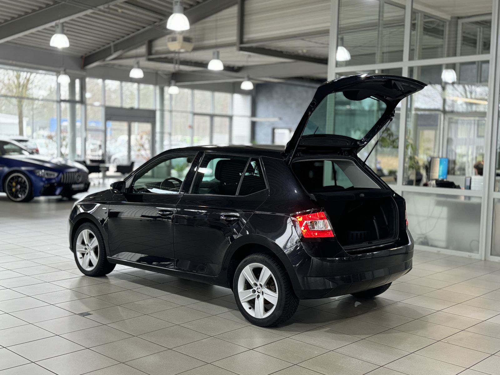 Fahrzeugabbildung SKODA Fabia Drive PDC Navi Sitzhzg Tempomat