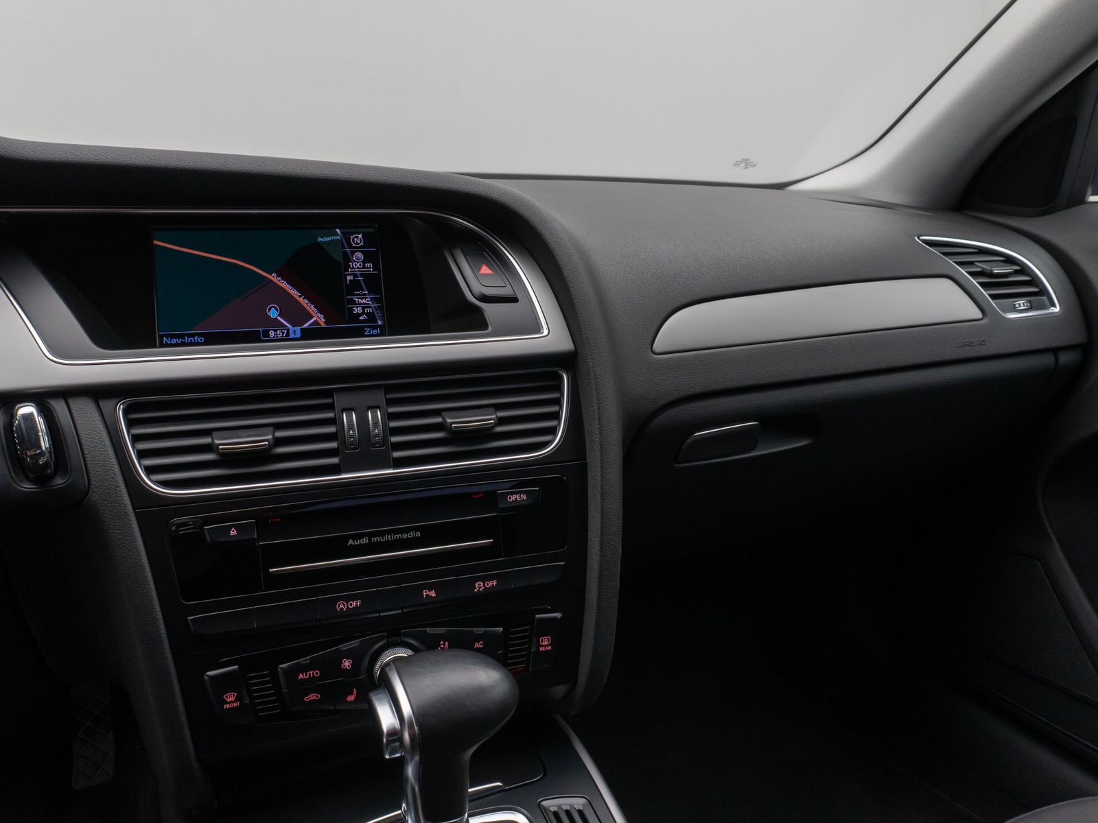 Fahrzeugabbildung Audi A4 Lim. Attraction Navigation Sitzhzg PDC AHK